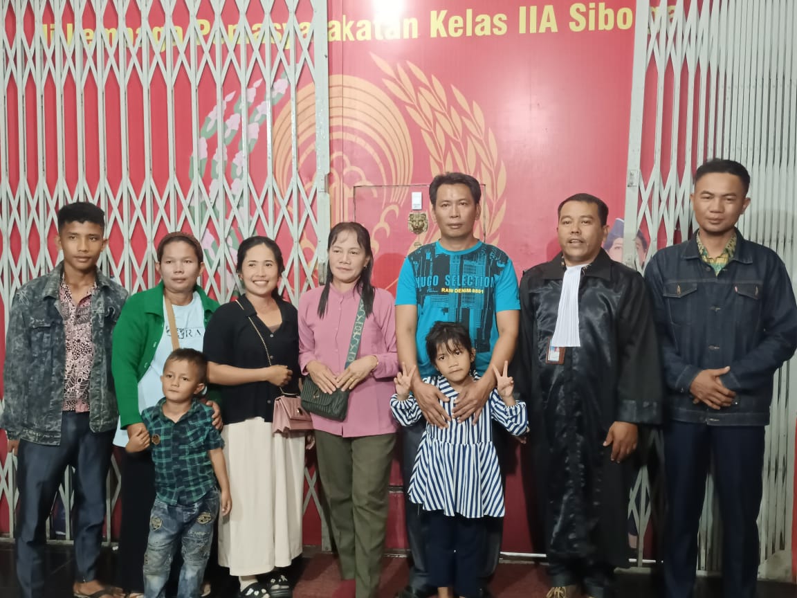 Foto : Helman Tambunan, SH foto bersama dengan kilennya