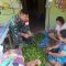 Foto : Serma N Manullang saat berkunjung kepada Perani Jeruk di Kecamatan Tukka