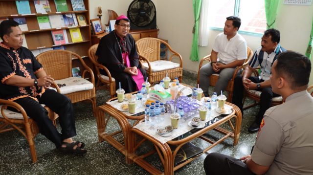 Foto : Kapolres Tapteng, AKBP Basa Emden Banjarnahor didampingi Kasat Intelkam, AKP Jonel Situmorang saat mengunjungi dan berbincang dengan Ketua Umum PGI Tapteng, Pdt. Martin Manullang, Selasa (8/8/23).
