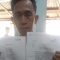Ket Foto : Suryadi Selaku Petugas Lapangan saat menunjukkan surat permohonan Perizinan dan Notadinas terkait Pengerjaan pelolosan (Pembersihan/Penyisiran Kabel Primer Duct) dan Pelolosan Kabel Primer Tembaga Kabel Tembaga Tanam Langsung (KTTL) Status Idle Area Datel Sibolga, Witel Sumut