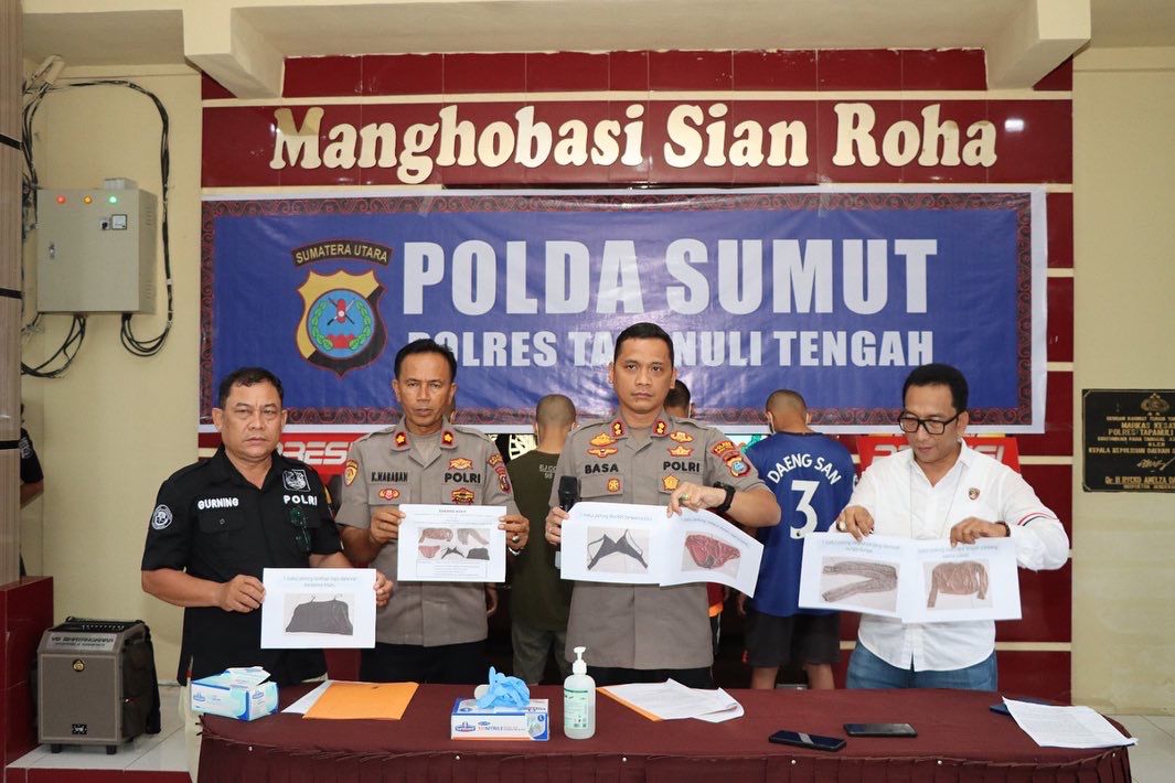 Foto : Kapolres Tapanuli Tengah, AKBP Basa Emden Banjarnahor di dampingi Waka Polres, Kompol Kamaluddin Nababan, Kasi Humas, Kompol Horas Gurning dan Kasat Reskrim, AKP Sisworo saat menunjukkan Barang Bukti dalam konferensi pers terkait kejadian kasus pemerkosaan, Rabu (9/8/23).