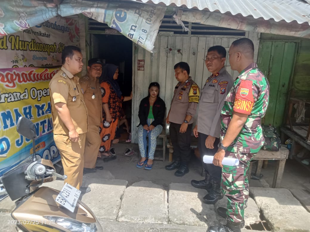 Foto : Serda Hilman Purba saat mendampingi Camat dan Kapolsek Sibolga Sambas, melaksanakan pendataan kepada warga yang belum memiliki Kartu Tanda Penduduk (KTP).