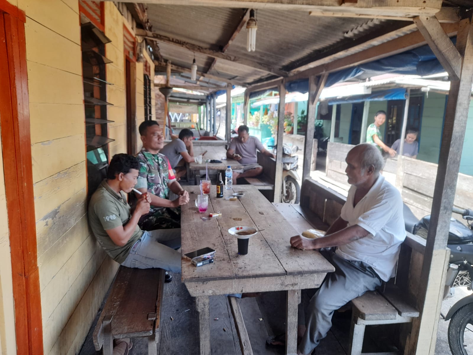 Keterangan Foto: Babinsa Koramil 06/Kota, Serda Rivai Manurung melaksanakan kegiatan Komsos di warung yang berlokasi di Jalan Mahoni Kelurahan Pancuran Dewa, Kota Sibolga.