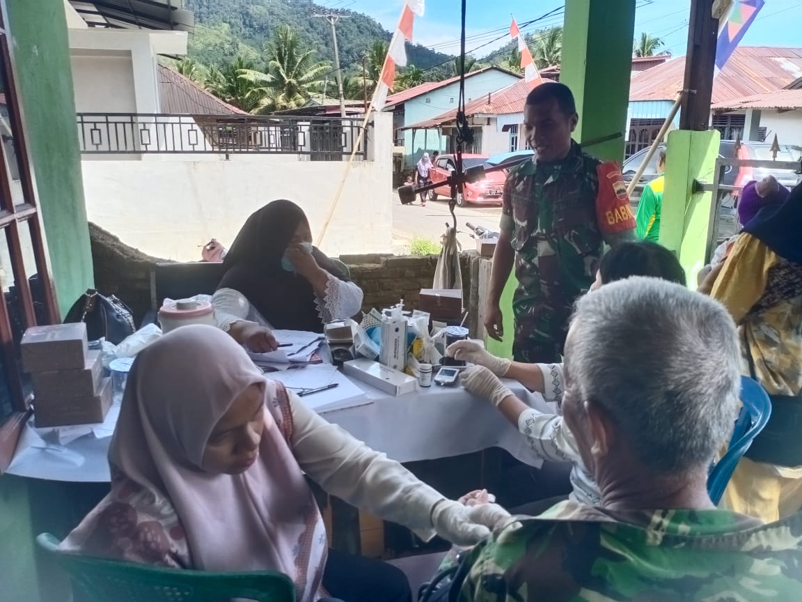 Foto : Babinsa Koramil 03/Pandan, Serda CB Hutabarat saat mendampingi giat Posyandu di Kelurahan Lubuk Tukko Induk, Kecamatan Pandan pada Senin (21/8/23).