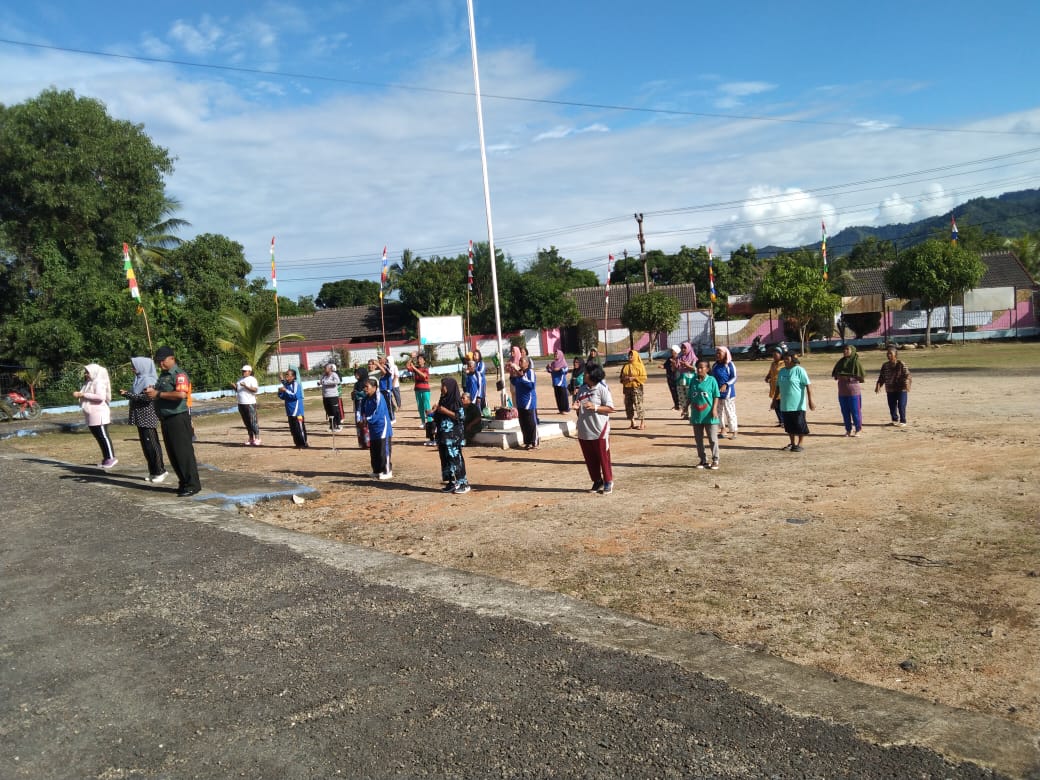 Foto : Sertu A.H Manalu, Babinsa Koramil 03/Pandan saat melakukan senam Lansia bersama warga Kelurahan Pondok Batu, Kamis (24/8/23).