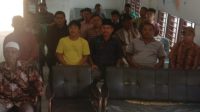 Foto : Sejumlah warga yang datang ke Kantor Camat gunung Meriah yang menolak keputusan Pembentukan Panitia Pemilihan Keuchik Kampong Penjahitan