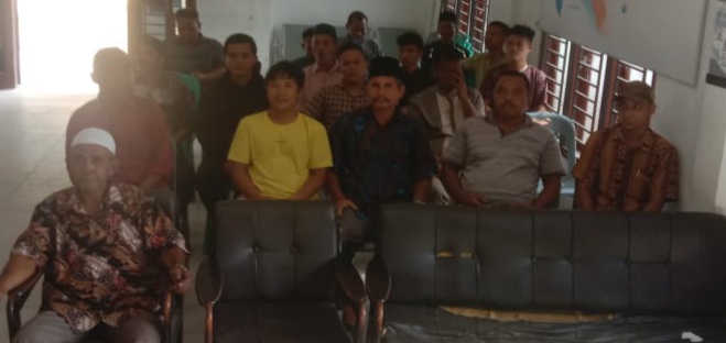 Foto : Sejumlah warga yang datang ke Kantor Camat gunung Meriah yang menolak keputusan Pembentukan Panitia Pemilihan Keuchik Kampong Penjahitan