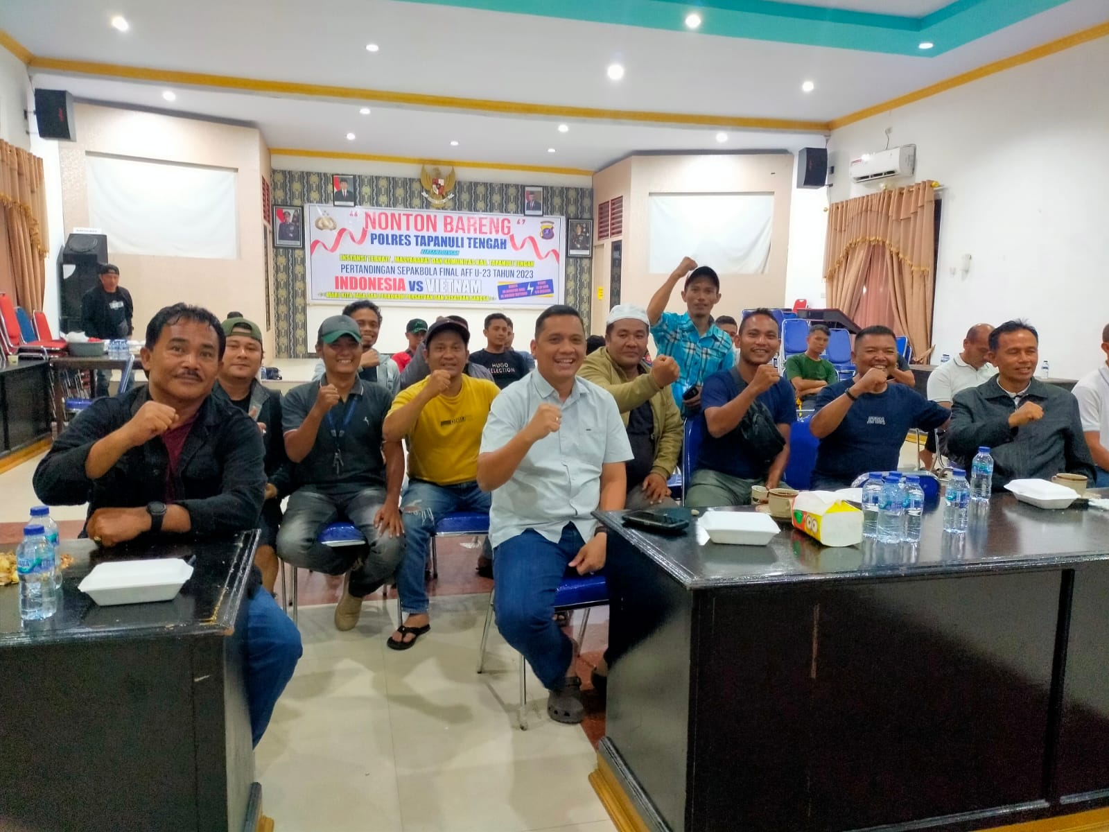 Foto : Kapolres Tapteng, AKBP Basa Emden Banjarnahor bersama para PJU dan wartawan menyemarakkan nobar laga Indonesia melawan Vietnam di Piala AFF U-23, Sabtu (26/8/23).