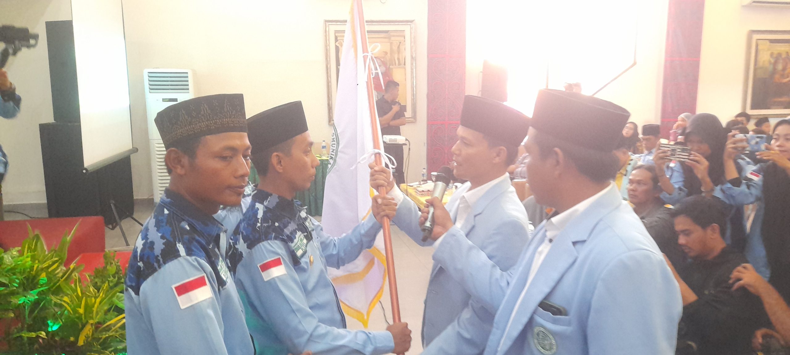 Foto : Ketua DPW BKPRMI Sumut, Syafrizal Harahap saat menyerahkan Pataka BKPRMI kepada Ketua Terpilih DPD BKPRMI Tapteng periode 2022-2026, Erman Sakti Hutabarat di Hotel Pia Pandan