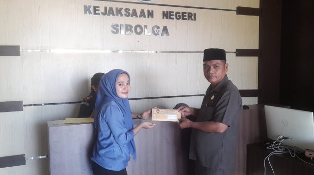 Foto : Parlaungan Silalahi, SH Penasehat Hukum KSD Korban pecabulan saat menyerahkan surat pengajuan penahanan diri tersangka ke Kejaksaan Negeri Sibolga, Rabu (23/8/23).