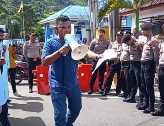 Foto : Amin Jemayol selaku Kordinator Aksi saat menyampaikan orasinya di Depan Kantor Kejaksaan Negeri Sibolga. Kamis (03/08).