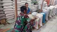 Keterangan Foto: Babinsa Koramil 06/Kota, Koptu Wariston Nainggolan mengecek harga dan stok beras, di grosir beras, di Kelurahan Pancuran Gerobak, Kota Sibolga.