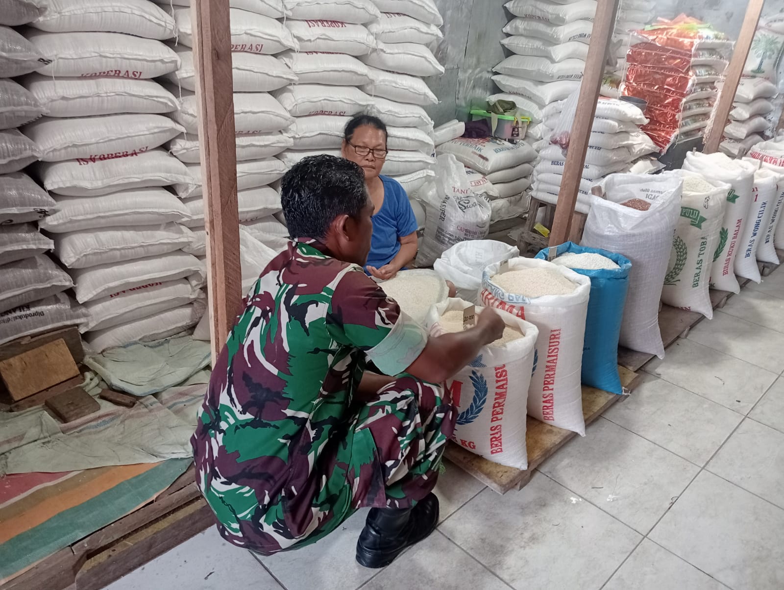 Keterangan Foto: Babinsa Koramil 06/Kota, Koptu Wariston Nainggolan mengecek harga dan stok beras, di grosir beras, di Kelurahan Pancuran Gerobak, Kota Sibolga.