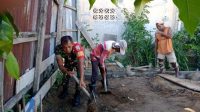 Keterangan Foto: Babinsa Koramil 06/Kota, Serda Erwan Hutagalung membantu pembangunan rumah warga di Kelurahan Sibolga Ilir, Kota Sibolga.