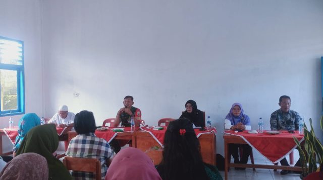 Foto : Babinsa Koramil 03/Pandan, Sertu H Panggabean bersama Lurah dan Tokoh masyarakat saat melakukan komsos tentang keamanan dan kebersihan lingkungan di kantor Kelurahan Pandan, Senin (18/9/23).