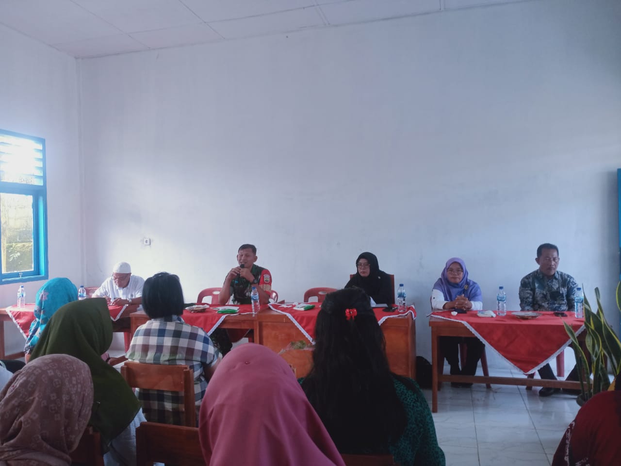 Foto : Babinsa Koramil 03/Pandan, Sertu H Panggabean bersama Lurah dan Tokoh masyarakat saat melakukan komsos tentang keamanan dan kebersihan lingkungan di kantor Kelurahan Pandan, Senin (18/9/23).