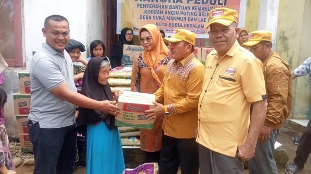 Foto : Ketua DPD Partai Hanura Kota Subulussalam, H. Affan Alfian Bintang saat menyerahkan bantuan kemanusiaan kepada korban bencana alam angin puting beliung di Desa Suka Makmur dan Desa Lae oram, Kota Subulussalam pada Kamis (21/9/23).