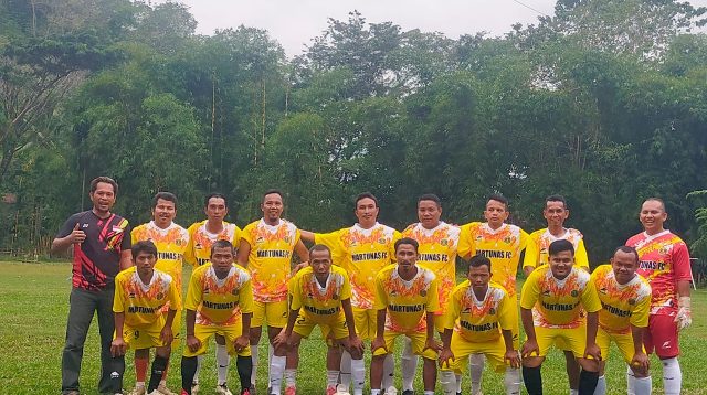 Keterangan Foto : Foto bersama kesebelasan MARTUNAS FC saat hendak bertanding melawan DOSMA FC di Lapangan Sepak bola Sarudik, Minggu (24/9/23)