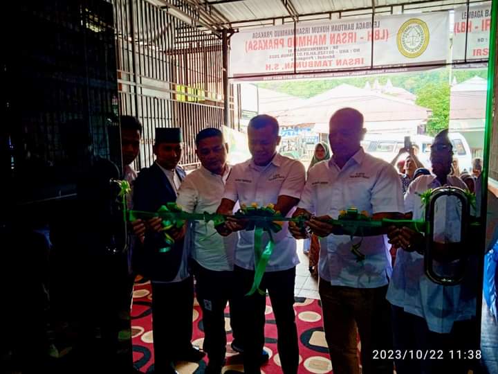 Foto : ketua LBH Irsan Mahmud Prakasa, Irsan Tambunan, SH didpingi, Penasehat, Mahmud Efendi Lubis besera anggota saat memotong pita tanda peresmian kantor LBH Irsan Mahmud Prakasa, Pada Minggu (22/10/23).