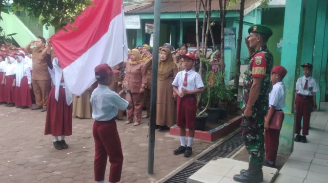 Keterangan Foto: Babinsa Koramil 06/Kota, Serda Alamsyah bertindak sebagai Inspektur Upacara di SD Negeri 081240 Kota Sibolga.