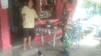 Keterangan Foto: Babinsa Koramil 06/Kota, Serda Domu Panjaitan melaksanakan kegiatan Komsos dengan warga yang berdagang makanan di Kelurahan Angin Nauli, Kota Sibolga.