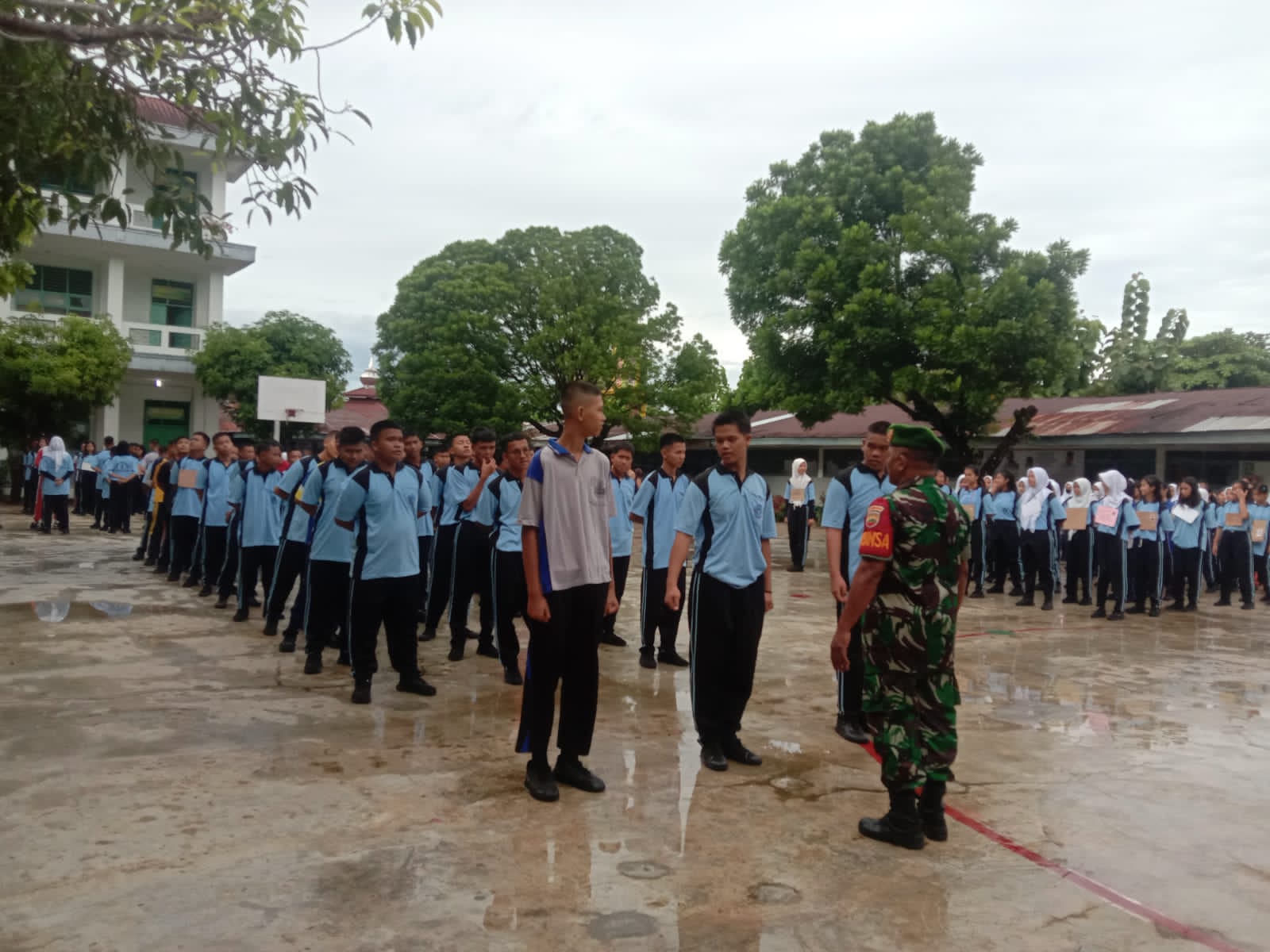 Keterangan Foto: Babinsa Koramil 06/Kota, Serka HM Panggabean melatih Pelajar SMAN 1 Sibolga perihal Peraturan Baris Berbaris, di halaman Sekolah, Jalan Sutoyo Siswomiharjo No. 1 Kelurahan Huta Tonga-tonga, Kota Sibolga.