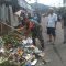 Foto : Sertu A.H Manalu saat gotong-royong bersama masyarakat membersihkan sampah
