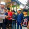 Foto : Kapolsek Nurussalam, Iptu Mulyadi saat membagikan langsung Al-Quran kepada para Santri Dayah Bustanul Shadiqin di Desa Beurandang, Kecamatan Nurussalam, Kabupaten Aceh Timur pada Kamis (5/10/23).