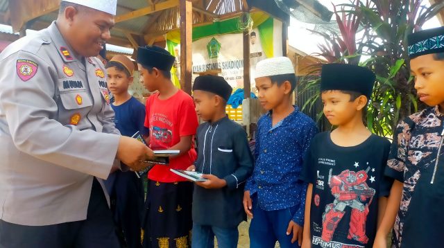 Foto : Kapolsek Nurussalam, Iptu Mulyadi saat membagikan langsung Al-Quran kepada para Santri Dayah Bustanul Shadiqin di Desa Beurandang, Kecamatan Nurussalam, Kabupaten Aceh Timur pada Kamis (5/10/23).