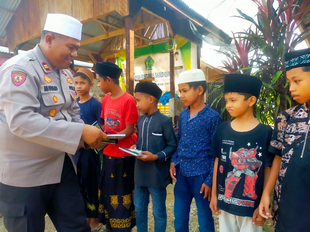 Foto : Kapolsek Nurussalam, Iptu Mulyadi saat membagikan langsung Al-Quran kepada para Santri Dayah Bustanul Shadiqin di Desa Beurandang, Kecamatan Nurussalam, Kabupaten Aceh Timur pada Kamis (5/10/23).