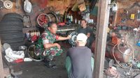 Keterangan Foto: Babinsa Koramil 06/Kota, Koptu Wariston Nainggolan saat menyambangi usaha bengkel sepeda motor di Kelurahan Pancuran Kerambil, Kota Sibolga.#