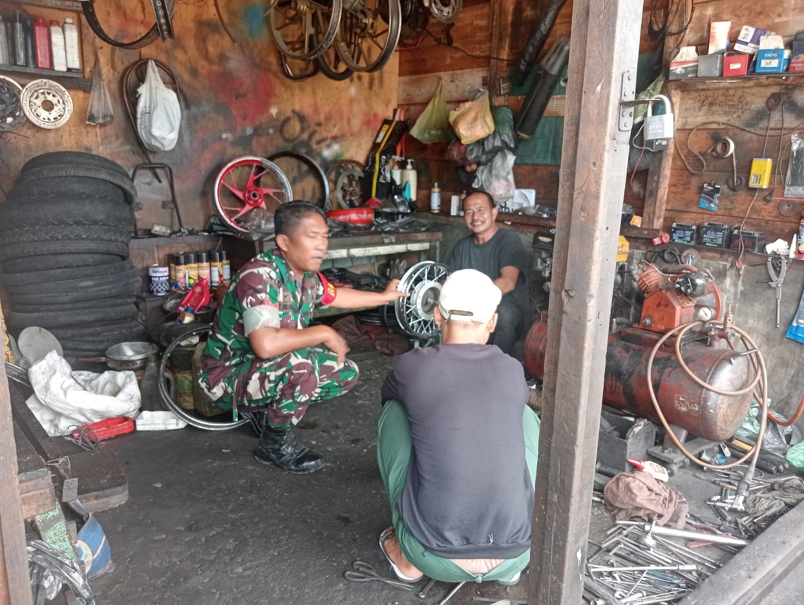 Keterangan Foto: Babinsa Koramil 06/Kota, Koptu Wariston Nainggolan saat menyambangi usaha bengkel sepeda motor di Kelurahan Pancuran Kerambil, Kota Sibolga.#