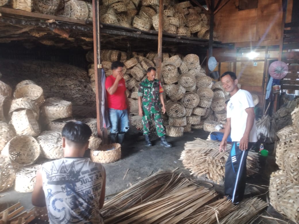 Keterangan Foto: Babinsa Koramil 06/Kota, Serka Asi Sinurat saat menyambangi usaha pembuatan keranjang ikan di Kelurahan Aek Habil, Kota Sibolga.