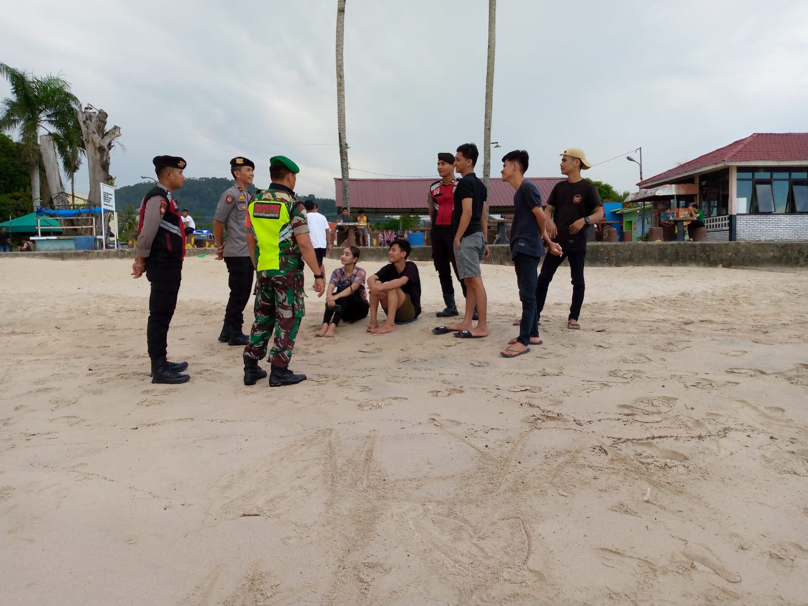 Foto : Babinsa Koramil Pandan, Serda Rijal Purba saat melakukan patroli bersama Personil Polres Tapteng.