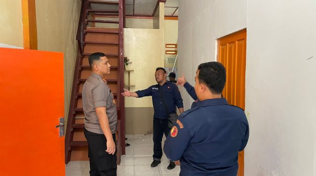 Foto : Kapolres Tapanuli Tengah, AKBP Basa Emden Banjarnahor saat melakukan pengecekan Gudang Logistik KPU Kabupaten Tapanuli Tengah, pada Selasa (17/10/23).