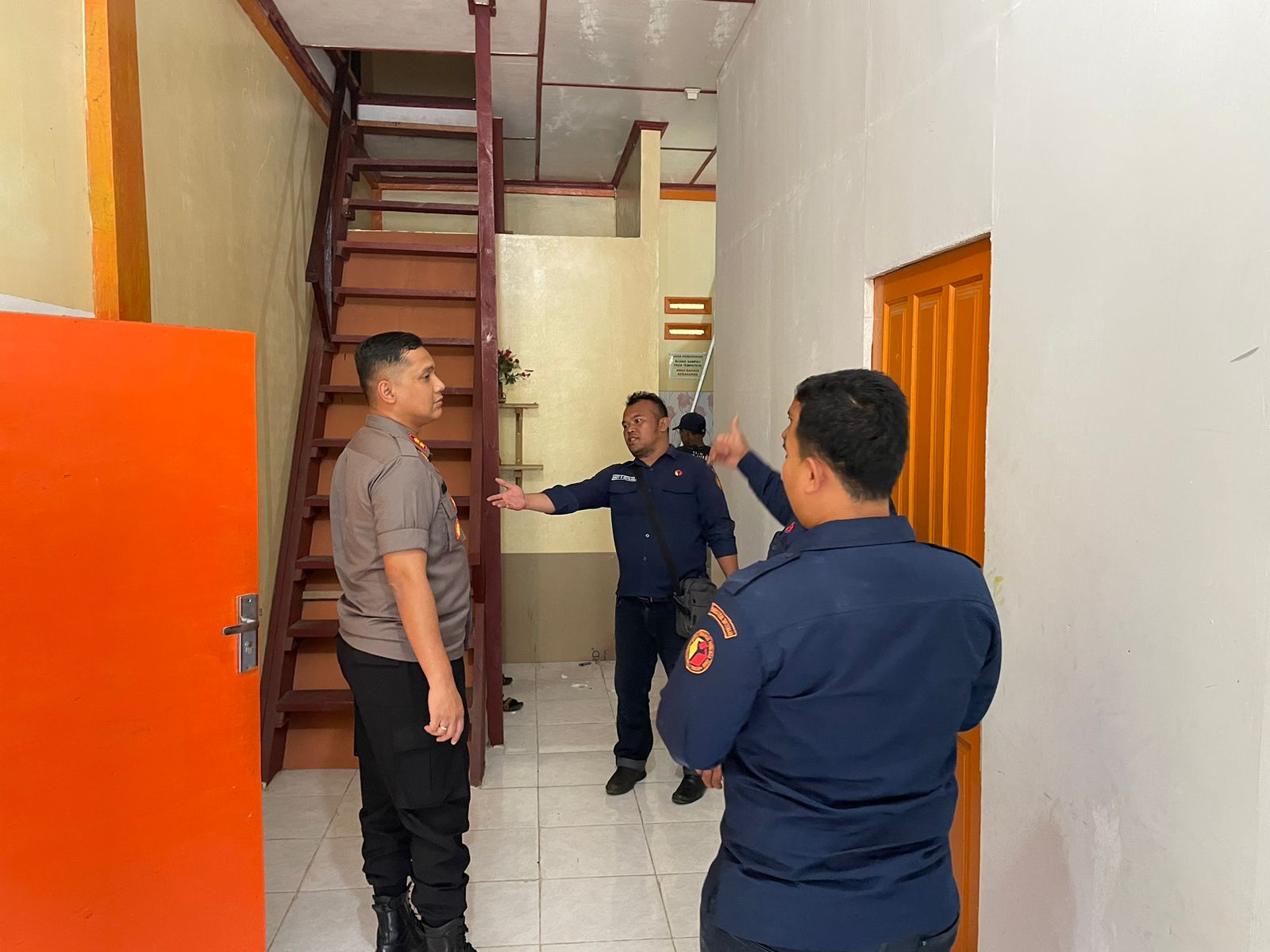 Foto : Kapolres Tapanuli Tengah, AKBP Basa Emden Banjarnahor saat melakukan pengecekan Gudang Logistik KPU Kabupaten Tapanuli Tengah, pada Selasa (17/10/23).