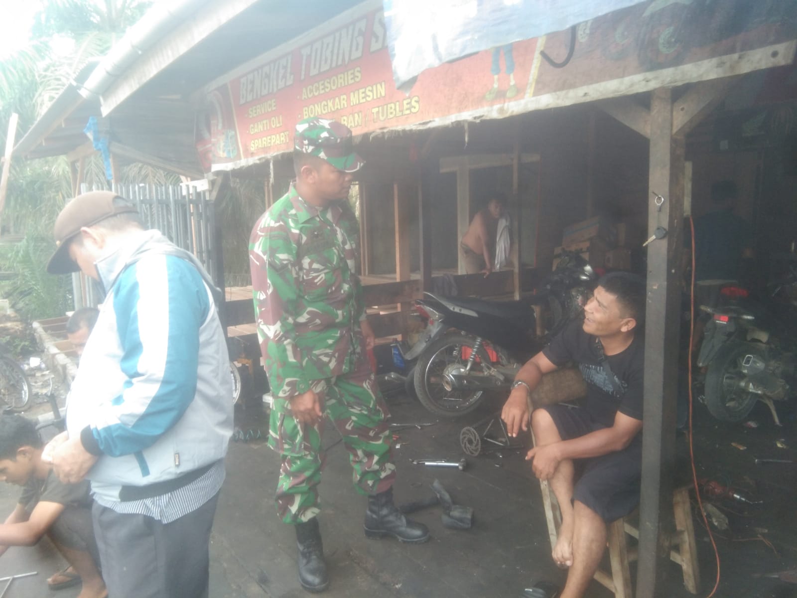 Foto : Serda Serlin Sibagariang, Babinsa koramil 03/Pandan, saat melakukan Komunikasi Sosial dengan masyarakat Kelurahan Pandan Wangi, Kecamatan Pandan, Kabupaten Tapanuli Tengah, pada Kamis (27/10/23).