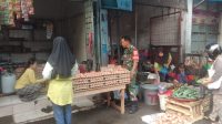 Keterangan Foto: Babinsa Koramil 06/Kota, Serka Asi Sinurat melaksanakan pemantauan di Pasar Inpres Kelurahan Aek Habil, Kota Sibolga.