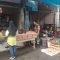 Keterangan Foto: Babinsa Koramil 06/Kota, Serka Asi Sinurat melaksanakan pemantauan di Pasar Inpres Kelurahan Aek Habil, Kota Sibolga.