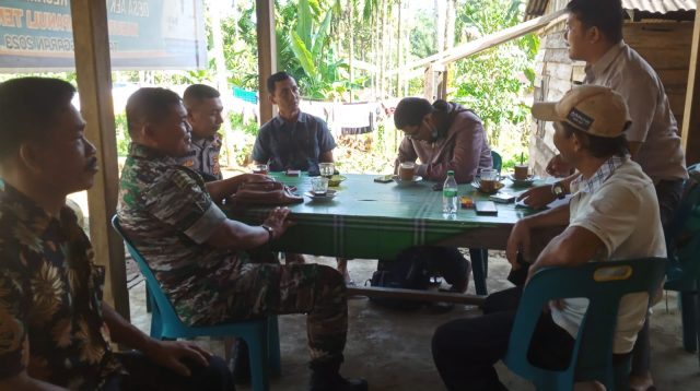 Foto : Babinsa Koramil 03/Pandan, Serma N. Manullang saat melakukan Komunikasi Sosial (Komsos) dengan warga binaannya di Kelurahan Tukka,