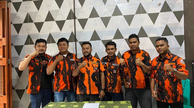 Foto : Ketua Panitia Pelaksana foto bersama para usai penyerahan berkas verifikasi peserta muscab Ke-XII MPC Pemuda Pancasila Kota Sibolga