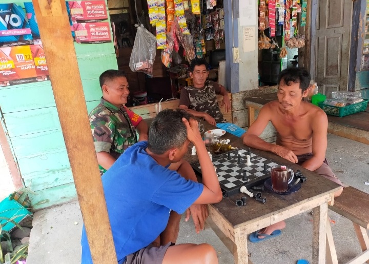 Foto : Babinsa Koramil 03/Pandan, Serda R Ginting saat melakukan Komunikasi Sosial dengan Warga Kelurahan Sipange, Kecamatan Tukka