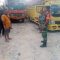 Keterangan Foto: Babinsa Koramil 06/Kota, Serda Ashadi Pasaribu saat menyampaikan pesan keselamatan berlalu lintas kepada para supir truk di Kelurahan Simare-mare, Kota Sibolga.