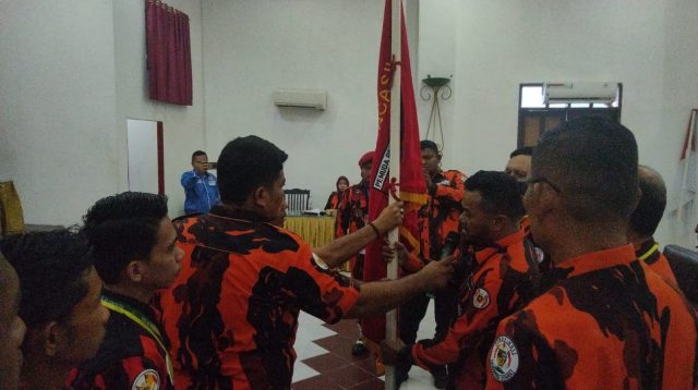 Foto : Penyerahan Pataka Pemuda Pancasila ol3h Wakil Ketua MPW PP Sumut, H. Taufik Edi Zulkarnaini kepada Ardiansyah Lubis yang terpilih secara aklamasi memimpin MPC Pemuda Pancasila Kota Sibolga Priode 2023-2027 melui Muscab ke-XII Pemuda Pancasila Kota Sibolga yang dilaksanakan di Aula Topaz Hotel Wisata Indah Sibolga, Sabtu (04/11/23).