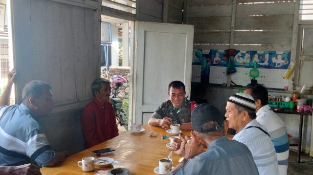 Foto : Babinsa Koramil 03/Pandan, Sertu RH Siagian saat melaksanakan Komsos dengan para tokoh masyarakat Kelurahan Sarudik, Kecamatan Sarudik, Kabupaten Tapanuli Tengah, Senin (6/11/23).