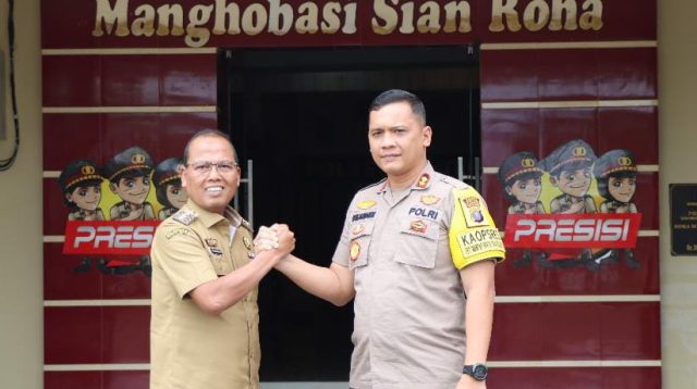 Foto : Pj Bupati Tapteng, Dr. Sugeng Riyanta salam Komando dengan Kapolres Tapteng, AKBP Basa Emden Banjarnahor saat melakukan kunjungan Silaturahmi di Mapolres Tapteng, Selasa (21/11/23)