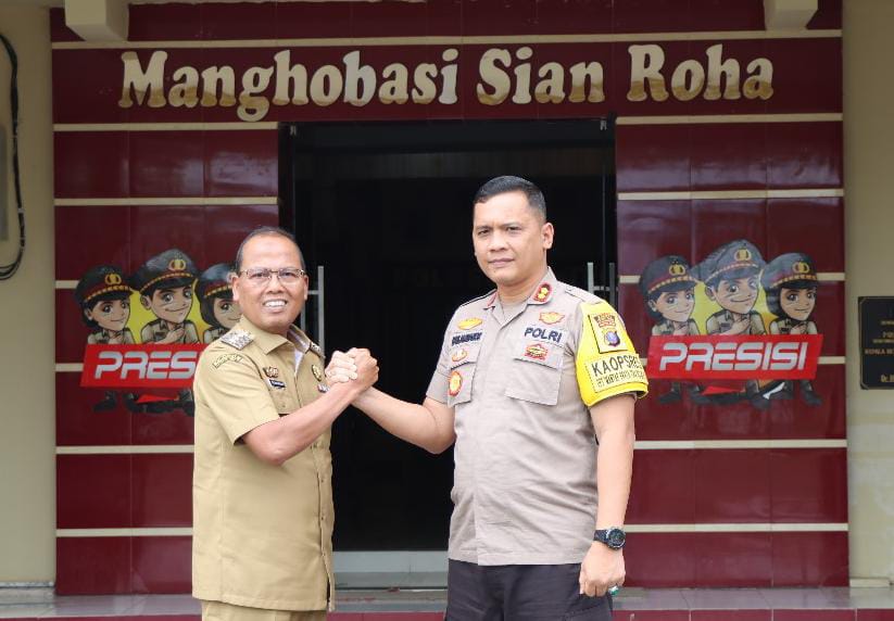 Foto : Pj Bupati Tapteng, Dr. Sugeng Riyanta salam Komando dengan Kapolres Tapteng, AKBP Basa Emden Banjarnahor saat melakukan kunjungan Silaturahmi di Mapolres Tapteng, Selasa (21/11/23)