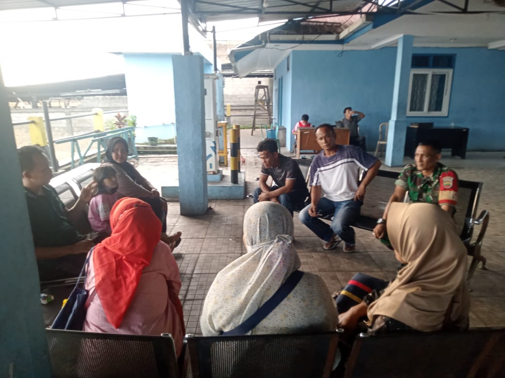 Keterangan Foto: Babinsa Koramil 06/Kota, Serda Alamsyah saat melaksanakan kegiatan Komunikasi Sosial (Komsos) dengan para Penumpang di Pelabuhan ASDP Kota Sibolga.