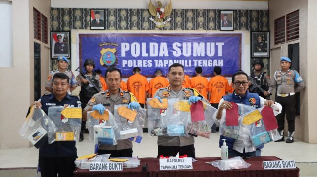 Foto : Kapolres Tapanuli Tengah, AKBP Basa Emden Banjarnahor (tengah) didampingi Wakapolres Tapteng, Kompol Kamaluddin Nababan (kiri), Kasat Reskrim, AKP Sisworo (kanan) saat menunjukkan Barang Bukti hasil penangkapan dalam Operasi Sikat Toba Tahun 2023.