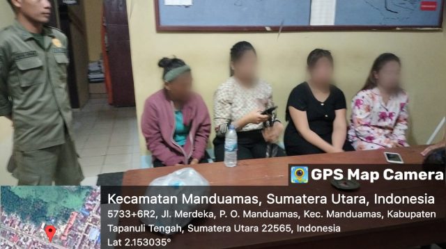 Foto : Ke-4 Wanita Pelayanan Kafe saat diamankan oleh pihak polsek Manduamas dan Aparat pemerintah setempat